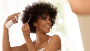 Come prendersi cura dei capelli ricci con i prodotti giusti